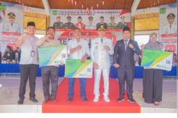 BPJS Ketenagakerjaan Ternate serahkan kartu pada KDMP pada momen HUT ke-80 RI di Halmahera Barat