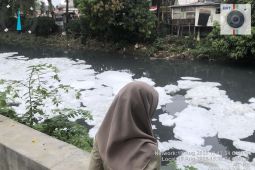 Jakarta pasang kubus apung atasi busa di Kali Sunter