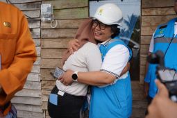 Saat Lampu Menyala, Doa Seorang Ibu di Mempawah Pecah Jadi Air Mata Bahagia