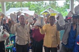 Pemkab Donggala bagikan 1.131 paket olahan perikanan untuk tangani stunting