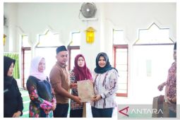 Wakil Bupati Madina bagikan 600 mukena untuk 283 masjid