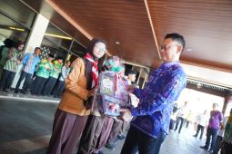 Like Sedekah Jumat himpun Rp215 juta seribu paket sekolah disalurkan