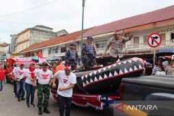 Kapolres Bangka Selatan joget "Aura Farming" hingga bagi-bagi bendera meriahkan karnaval HUT ke-80 RI