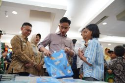 Wapres RI beli buku bersama anak yatim dan siswa sekolah rakyat di pusat belanja Pontianak