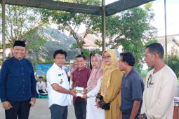 Bupati Sumbawa Barat mengkawal penyaluran  kartu layanan pendidikan