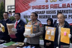 Polda Jabar menyita 7 kilogram sabu dan 298 butir ekstasi di Cimahi