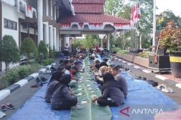 Pemkab Kobar terus tingkatkan kebersamaan melalui 'makan behampar'