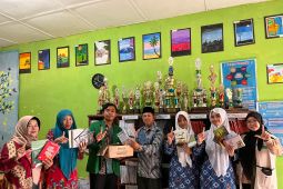 Dukung perpustakaan sekolah, Mahasiswa KKN UINSU gandeng Deepublish donasikan buku