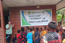 Tim Monev Kesehatan YPMAK bagikan sikat gigi dan sabun untuk anak-anak Ainggogin