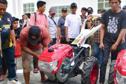 Dinas TPHP Kabupaten Banggai salurkan bantuan alsintan ke kelompok tani