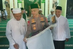 Kapolda Babel berikan sajadah milik pribadinya ke salah satu jamaah Masjid Baitul Arofah Selindung