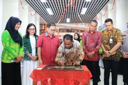 Darma Wijaya bersama Sopian tan resmikan gedung perpustakaan