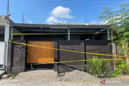 Polisi mengevakuasi jenazah perempuan korban cor ke RS Bhayangkara Mataram