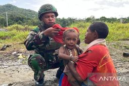 Satgas Yonif 521/DY bagikan baju layak pakai ke warga Benawa Yalimo