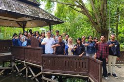 Pemilik Aming Coffee berbagi inspirasi dengan peserta Pelatihan Jurnalistik Antara 2025