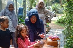 Sudin LH Kepulauan Seribu edukasi pengunjung pameran Flona cara mengolah sampah