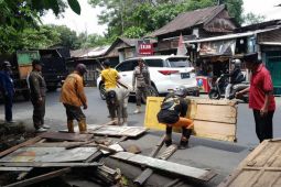 Pemkot Makassar tertibkan pasar "tumpah' karena biang kemacetan