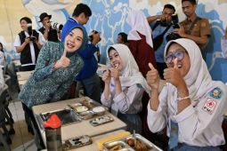 Ketua TP PKK Kalteng tinjau MBG dan CKG di dua SMA Negeri Palangka Raya