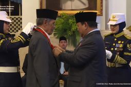 KH Abdul Ghofur terima Bintang Mahaputra Utama atas jasa dakwah dan ekonomi