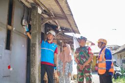 PLN sambungkan listrik gratis bagi 421 keluarga prasejahtera di Jatim