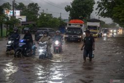 Banjir akibat hujan deras genangi area Pasar JB Cengkareng Jakbar Kamis malam
