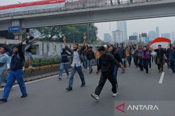 Petugas tembakan water cannon untuk halau massa aksi di DPR