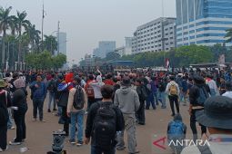 DPR tetap gelar rapat meski situasi aksi unjuk rasa di luar kompleks parlemen "memanas"
