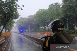 Petugas terus pukul mundur massa aksi