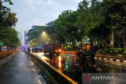 Petugas bubarkan massa aksi di Gedung DPR/MPR