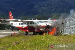 Polres Puncak kerahkan ekskavator evakuasi bangkai pesawat terbakar