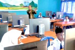 PLN UIP Nusra serahkan bantuan 10 komputer ke SMPN 2 Labuhan Badas Sumbawa