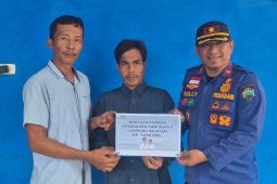 Pemkab Lamsel serahkan bantuan uang tunai ke korban kebakaran