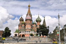 Saat kepala elang Rusia condong ke selatan dan timur,  dia haus dialog