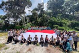 Polres Bintan kibarkan Merah Putih di Pulau Sentut