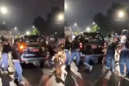 Mobil ASN kementerian dirusak pendemo di depan Gedung DPR
