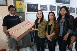 Pemkot Denpasar serahkan bantuan modal bagi penyandang disabilitas