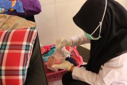 Petugas geledah kamar WBP wanita di Rutan Kraksaan Probolinggo