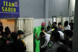 Petugas razia  blok hunian WBP Lapas Narkotika Jambi