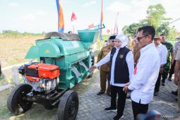 Khofifah serahkan alat dan mesin pertanian ke petani Blitar