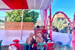 Kompak kenakan batik merah, Prof. Udin dan keluarga salurkan hak pilih di TPS 03