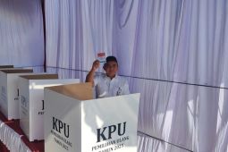 Kenakan kemeja putih, Molen nyoblos di TPS 5 Selindung