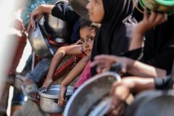 Warga kelaparan bertaruh nyawa di pos distribusi makanan di Gaza
