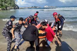 Basarnas evakuasi jenazah warga terseret ombak di Aceh Besar