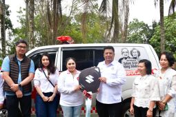 Keluarga besar Sabam Sirait-Sondang Sidabutar menyerahkan satu unit bantuan ambulance kepada masyarakat Samosir