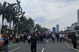 Aksi demo buruh di depan Gedung DPR dibubarkan
