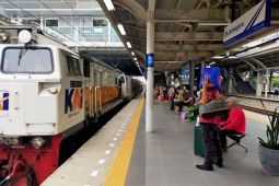 Ada demo di DPR, 19 kereta api berhenti di Stasiun Jatinegara
