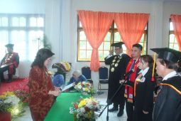 Anggela Adam dilantik jadi Rektor Unsrit Tomohon