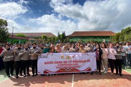 Polwan kampanyekan tertib lalu lintas kepada pelajar di Garut