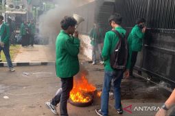 Demo di DPR/MPR, Mahasiswa bakar ban