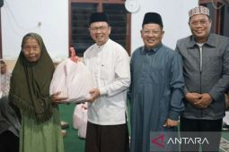 Bangka Tengah salurkan sembako dan santunan anak yatim